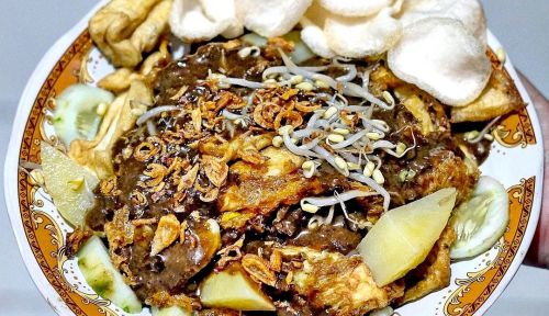 Tahu Tek: Fried Tofu with Peanut Sauce and Vegetables